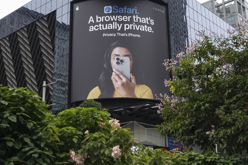 Ein großes Werbeplakat mit einem iPhone hängt an einem Geschäftsgebäude