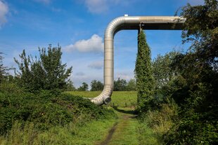 Eine Fernwärmeleitung in der Landschaft