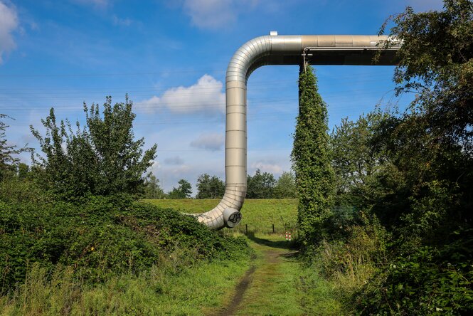 Eine Fernwärmeleitung in der Landschaft