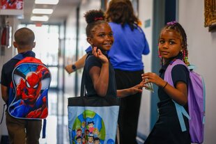 Kinder im Flur einer Grundschule