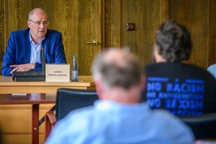 Mathias Jendricke sitzt im Landratsamt in Nordhausen vor Publikum