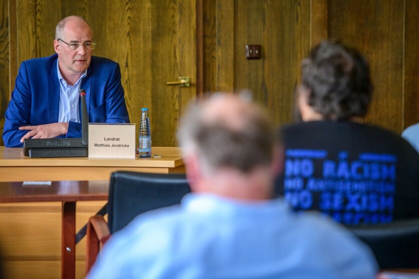 Mathias Jendricke sitzt im Landratsamt in Nordhausen vor Publikum