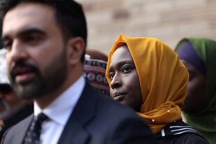 Zohran Mandani, neben einer Frau mit gelbem Kopftuch