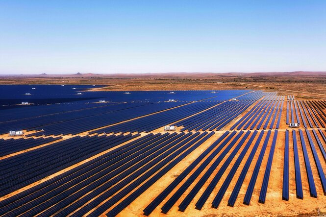 Ludtbild zeigt Solarpark in der endlosen roten Ebene des australischen Outbacks