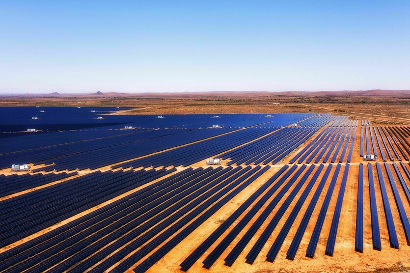 Ludtbild zeigt Solarpark in der endlosen roten Ebene des australischen Outbacks