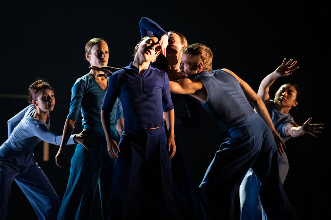 Ineinander verschlungene Tänzer der Dance Company Osnabrück