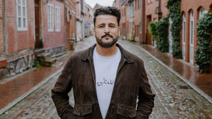 Ein Mann steht auf einer Straße