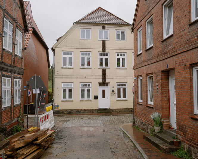 Eine Hausfassade in einer Kleinstadt