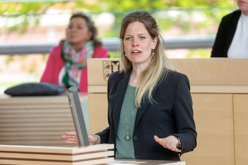 Cornelia Schmachtenberg spricht im Landtag