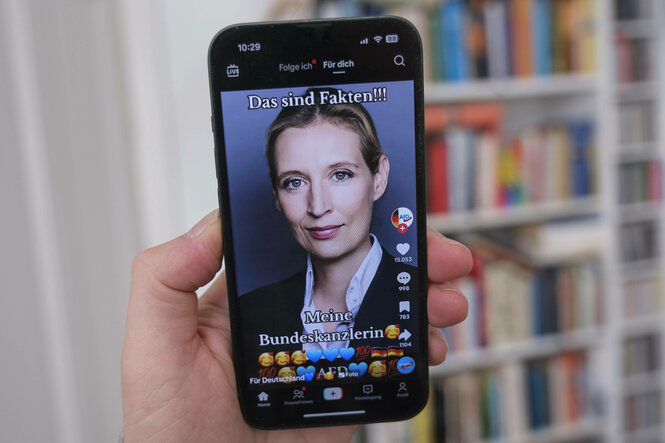 Das Foto des Tiktok-Accounts von Alice Weidel auf einem Smartphone