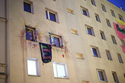 Fenster und Transpis an der Habersaathstraße 40-48