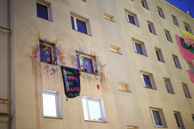 Fenster und Transpis an der Habersaathstraße 40-48