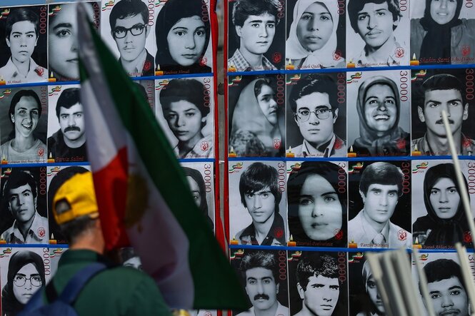 Ein Tableau von schwarz-weißen Portraitfotos