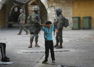 Ein Junge beobachtet zwei Soldaten