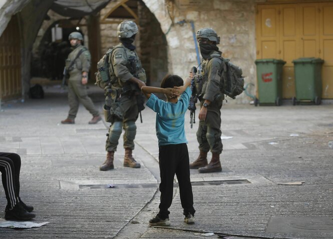 Ein Junge beobachtet zwei Soldaten