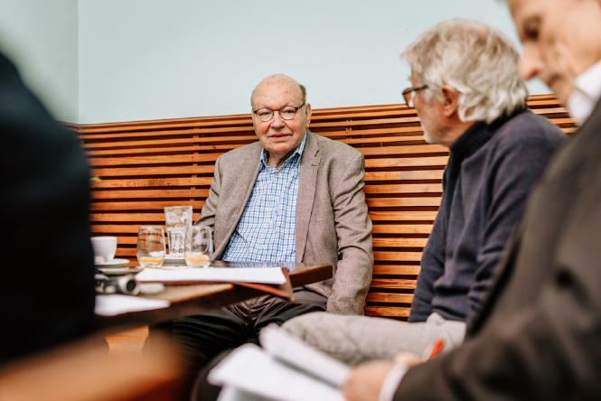 Walter Momper an einem Cafétisch