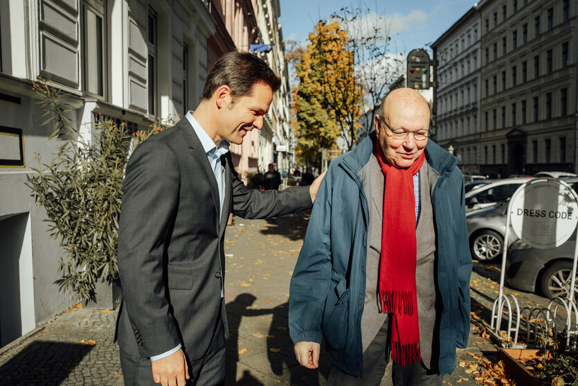 Steffen Krach und Walter Momper auf einem Gehweg