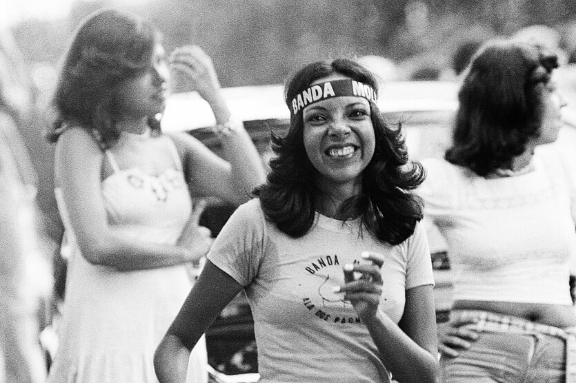 Drei Frauen tanzen und lachen, historische schwarz-weiß-Aufnahme aus den Siebziger Jahren aus Brasilien