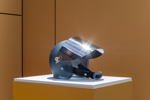 Bild von einem Helm aus Gussglas, Stahl und Kunststoff vom Künstler Robin Rhode