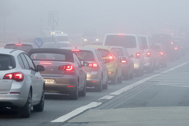 Viele Autos auf einer nebeligen Autobahn