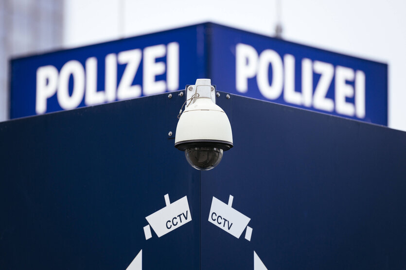 Eine Überwachungskamera an einer Polizeiwache