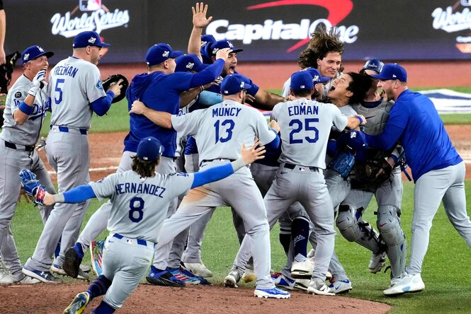 Baseballprofis umarmen sich auf dem Rasen