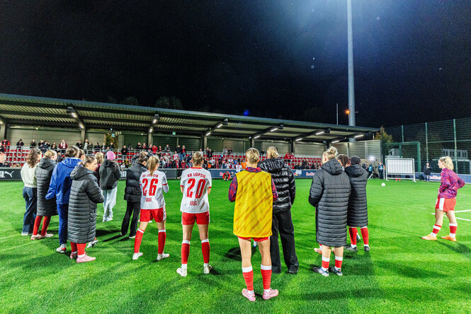 Leipziger Spielerinnen blicken nach dem Spiel vom Rasen auf eine sehr kleine Tribüne