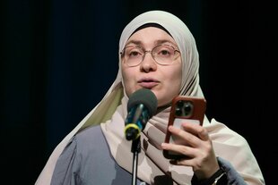 Eine Frau spricht in ein Mikrophon