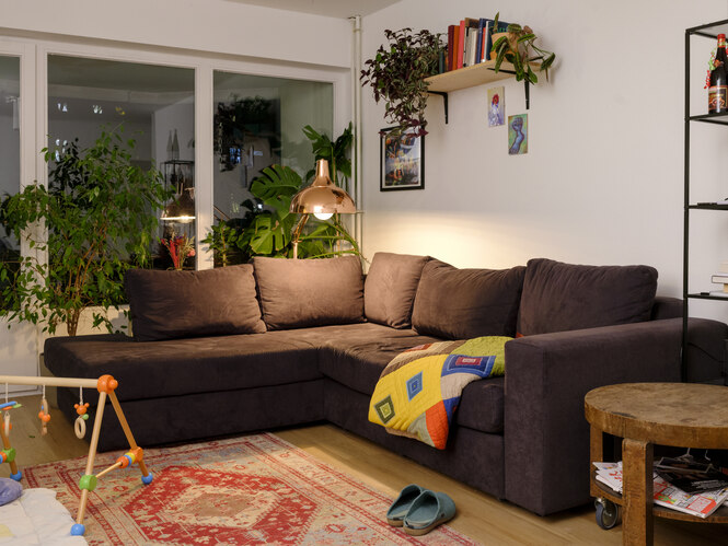 Ein großes Ecksofa steht in einem Wohnzimmer.