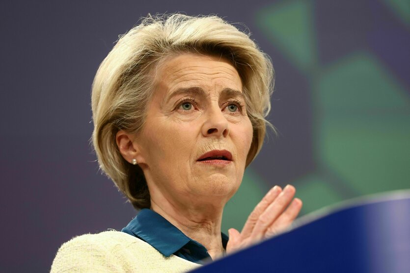 Eine Frau steht an einem Rednerpult