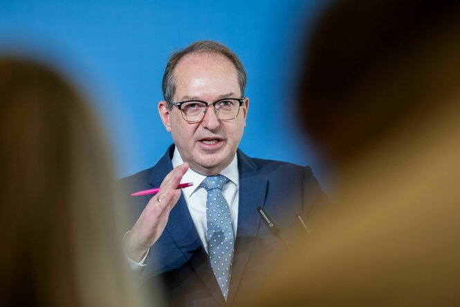 Alexander Dobrindt mit Brille und im Anzug hebt die rechte Hand , zu sehen seine Handkante
