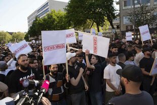 Eine Menschenmenge demsnstriert mit Schildern, auf denen "CENSORED" steht