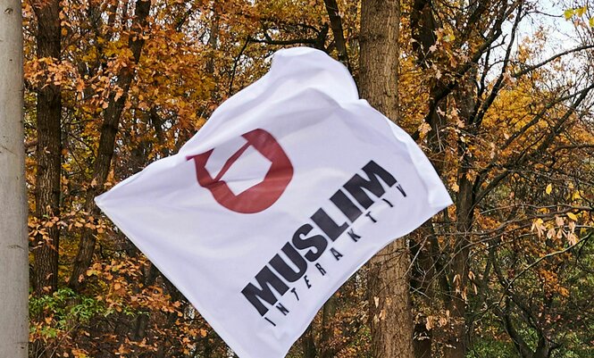 «Muslim Interaktiv» steht auf einer Fahne während eines Protests.