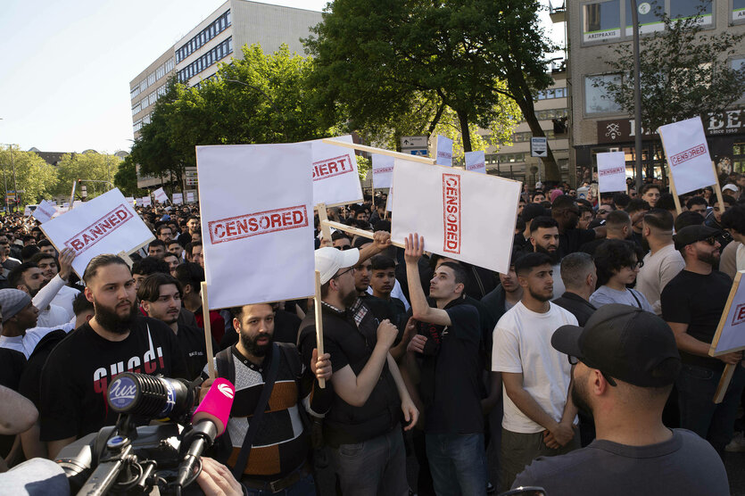 Eine Menschenmenge demsnstriert mit Schildern, auf denen "CENSORED" steht