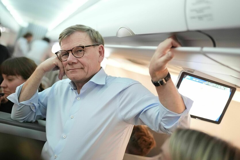 Johann Wadephul steht lässig in einem Flugzeug