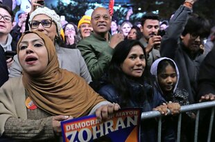 Anhänger und Anhängerinnen vom neu gewählten Bürgermeister von New York