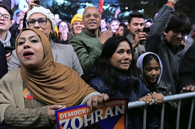 Anhänger und Anhängerinnen vom neu gewählten Bürgermeister von New York