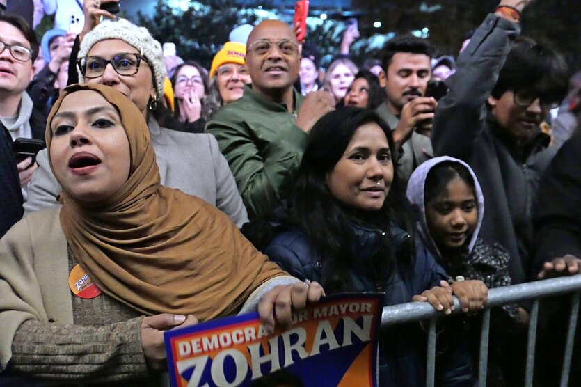 Anhänger und Anhängerinnen vom neu gewählten Bürgermeister von New York