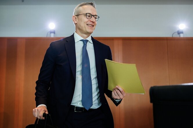 Kratsen Wildberger mit Aktentasche und Papierhefter im Bundeskabinett