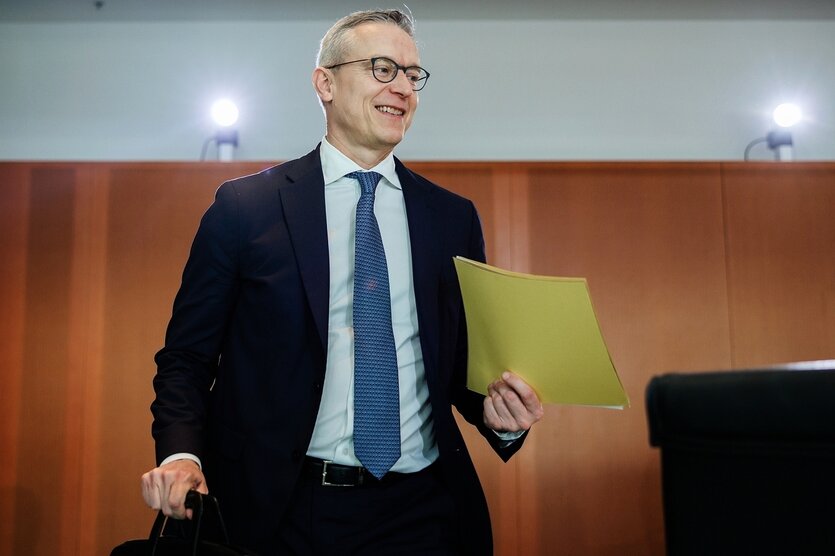 Kratsen Wildberger mit Aktentasche und Papierhefter im Bundeskabinett