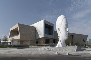 Eine überdimensionierte Büste eines Mädchens vom bekannten Bildhauer Jaume Plensa steht vor dem protzigen Neubau des Almaty Museum of Arts