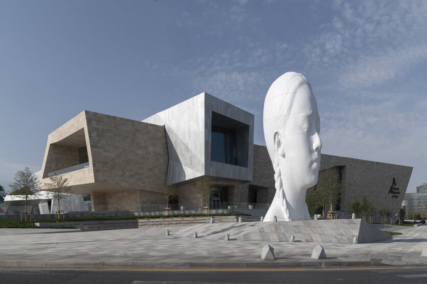 Eine überdimensionierte Büste eines Mädchens vom bekannten Bildhauer Jaume Plensa steht vor dem protzigen Neubau des Almaty Museum of Arts