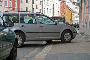 Ein Auto parkt auf einem Gehweg