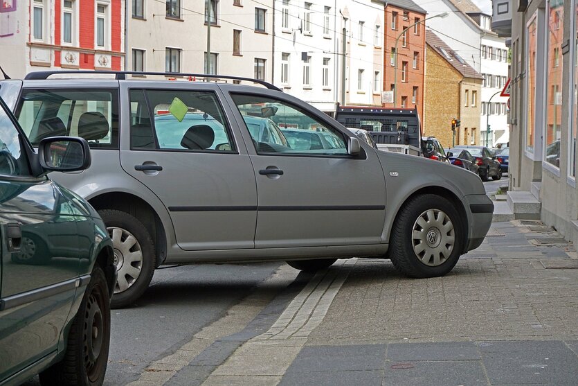 Ein Auto parkt auf einem Gehweg