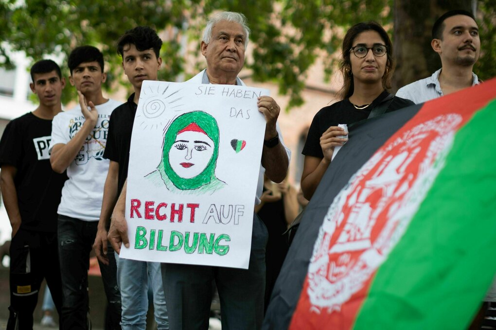 Kundgebung von Geflüchteten aus Afghanistan mit Schild "Recht auf Bildung"