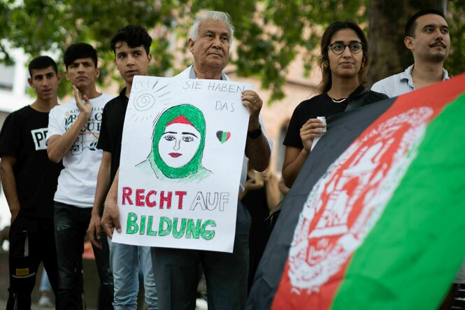 Kundgebung von Geflüchteten aus Afghanistan mit Schild "Recht auf Bildung"