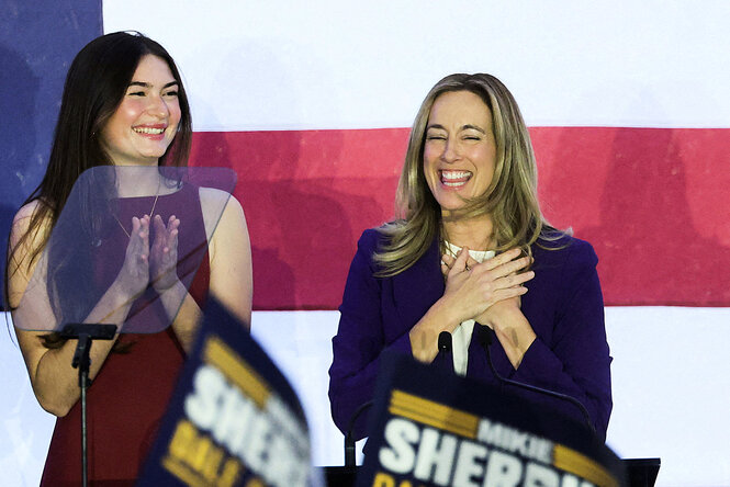 Die neue Gouverneurin von New Jersey, Mikie Sherrill und eine unbekannte Frau auf der Bühne