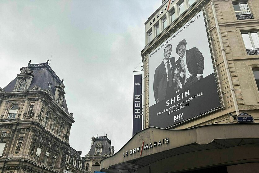 Ein großes Plakat, das für das chinesische Unternehmen Shein wirbt, hängt an einer Fassade in Paris