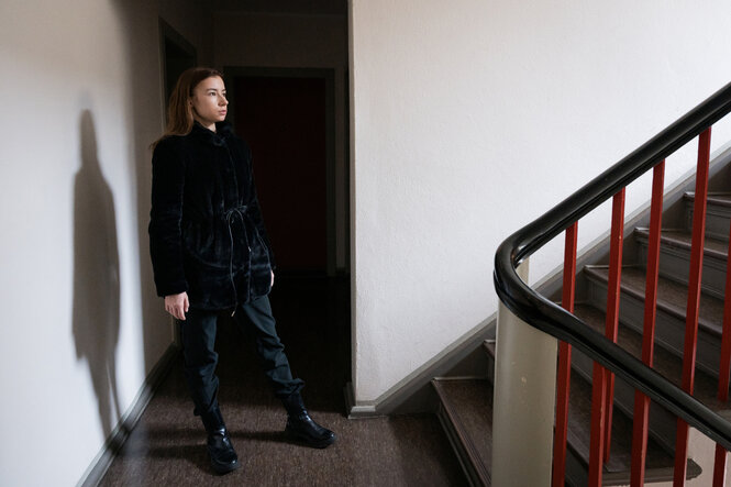 Porträt einer Person in einem Treppenhaus.