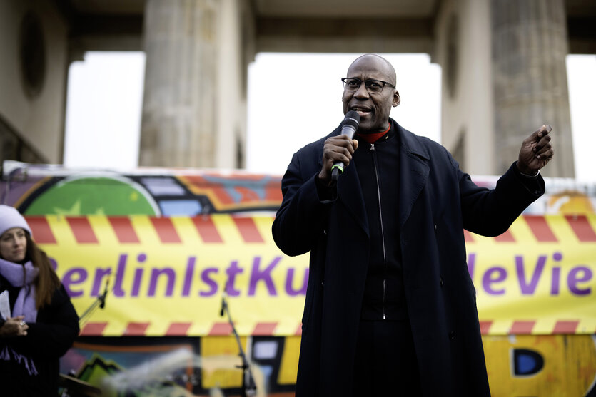 Joe Chialo spricht bei einer Demo vor dem Brandenburger Tor